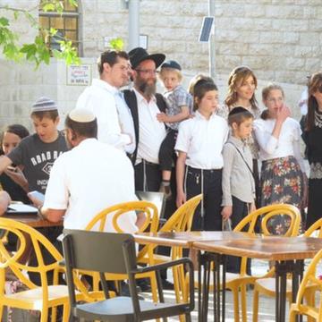 Foto 2
Een orthodox Joods gezin poseert voor een familiefoto